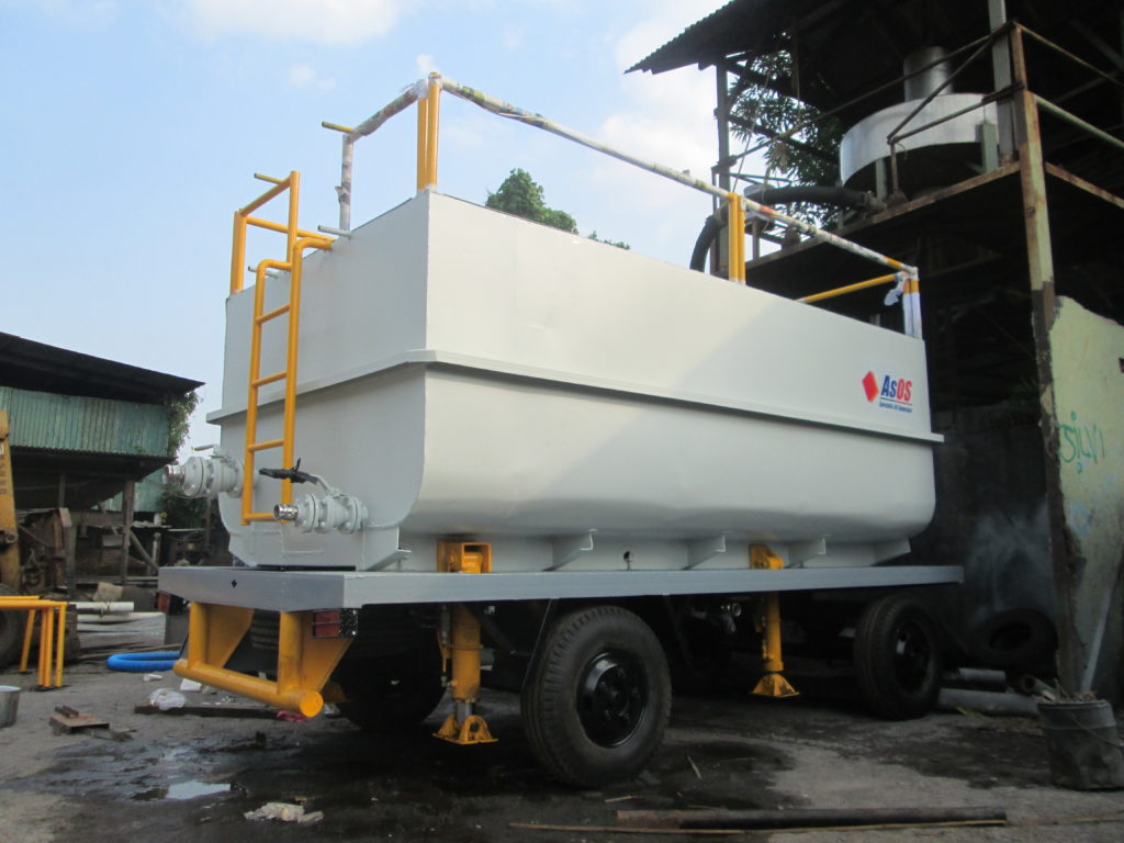 Gambar Mobile CPI Oil Water Separator PT Aspros Binareka dengan tangki warna putih dan railing warna kuning.